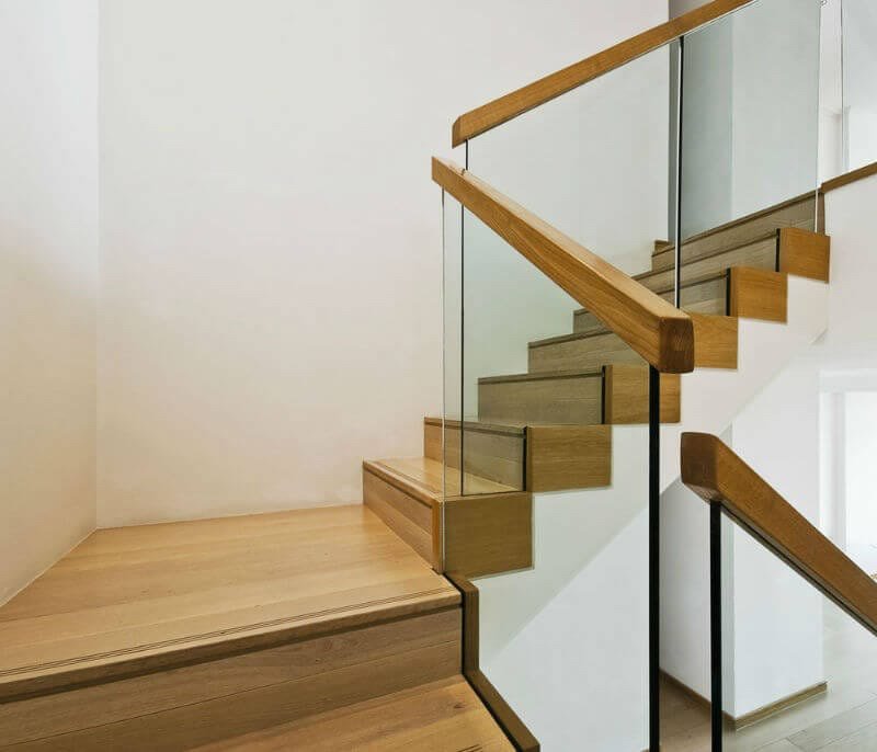 modern-luxury-staircase-with-oak-wood-treads-and glass-panel-handrail